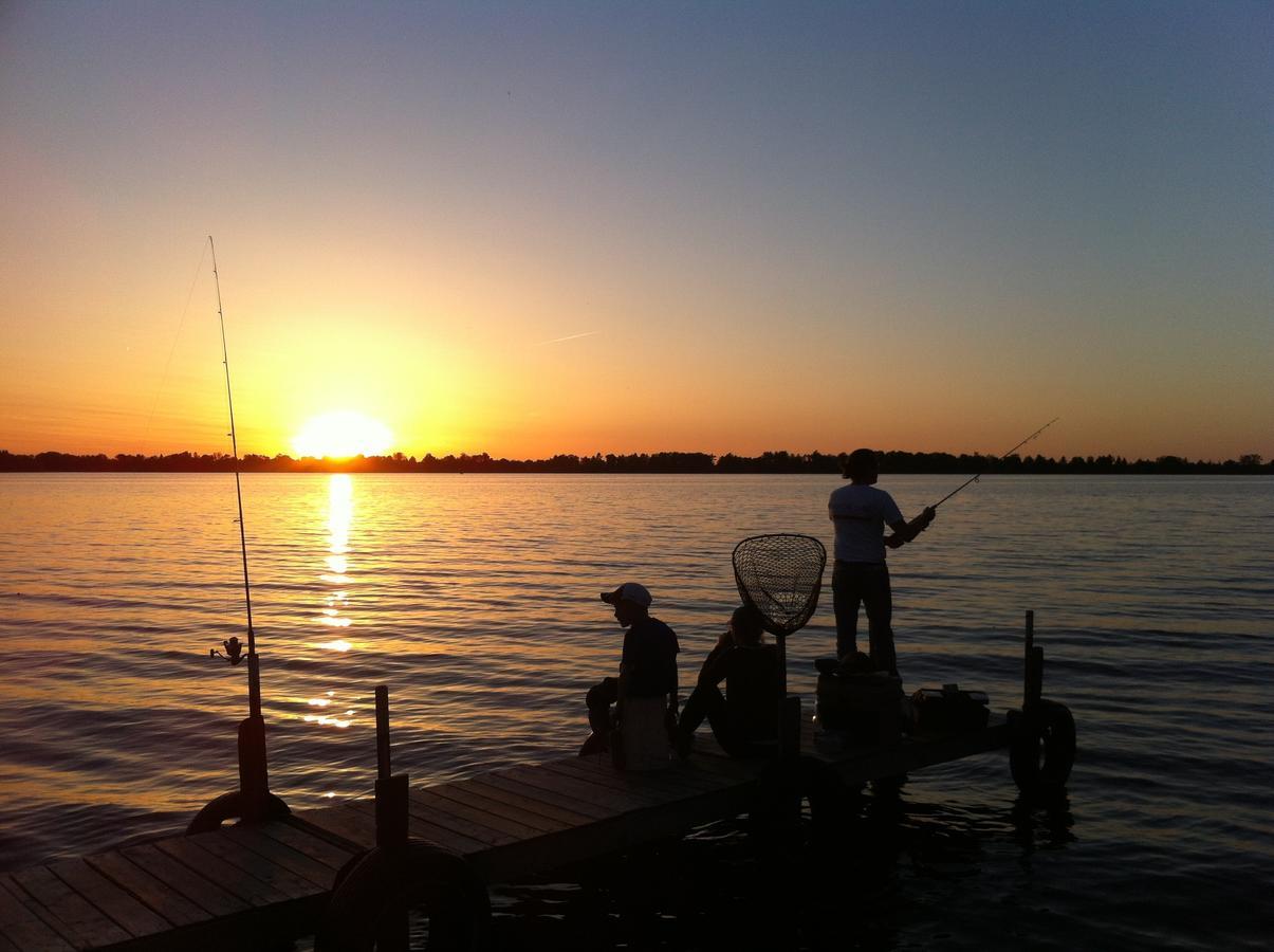 Lake Dalrymple Resort Lagoon City Стая снимка