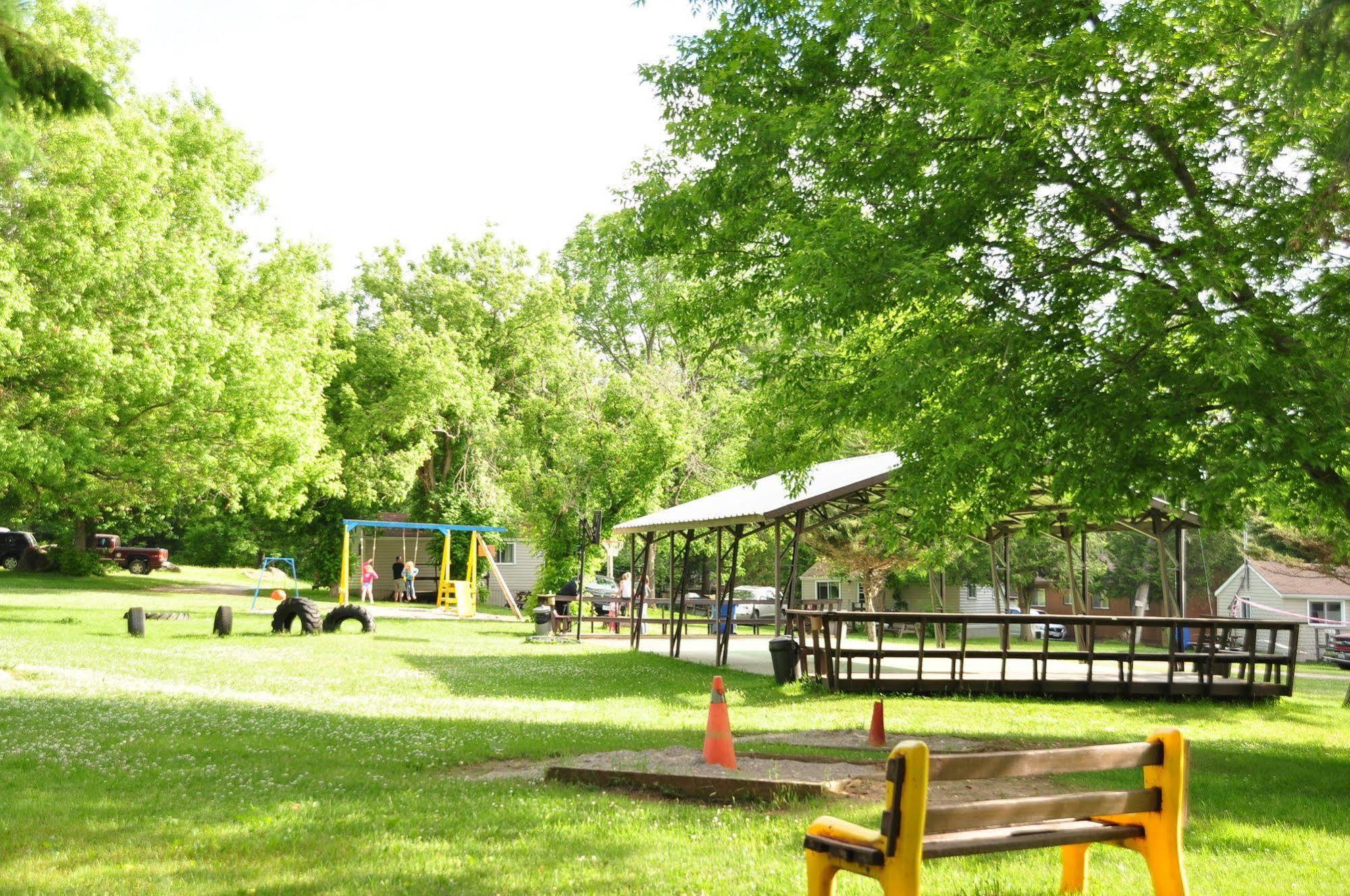 Lake Dalrymple Resort Lagoon City Екстериор снимка