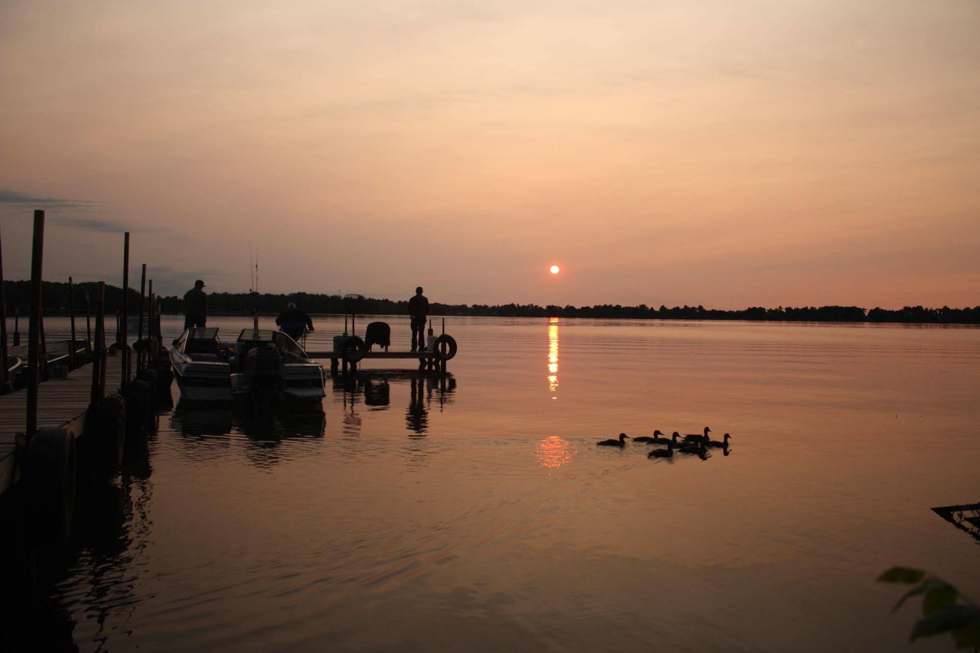 Lake Dalrymple Resort Lagoon City Екстериор снимка